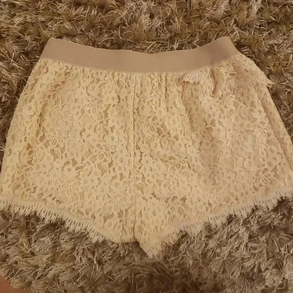 BCBG Maxazaria lace short size S - Picture 4 of 4